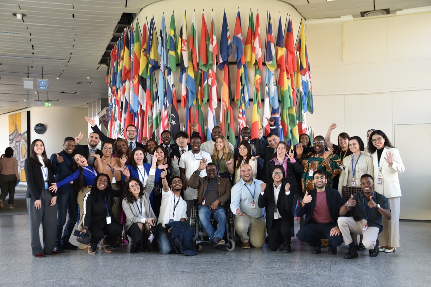 联合国毒品与犯罪问题办公室代理主任约翰·布兰多利诺站在一个大型会议室的讲台前，身后有两块屏幕。