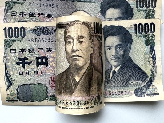 日元暴跌撕裂日本：股市狂欢，中小企业却成了“代价”